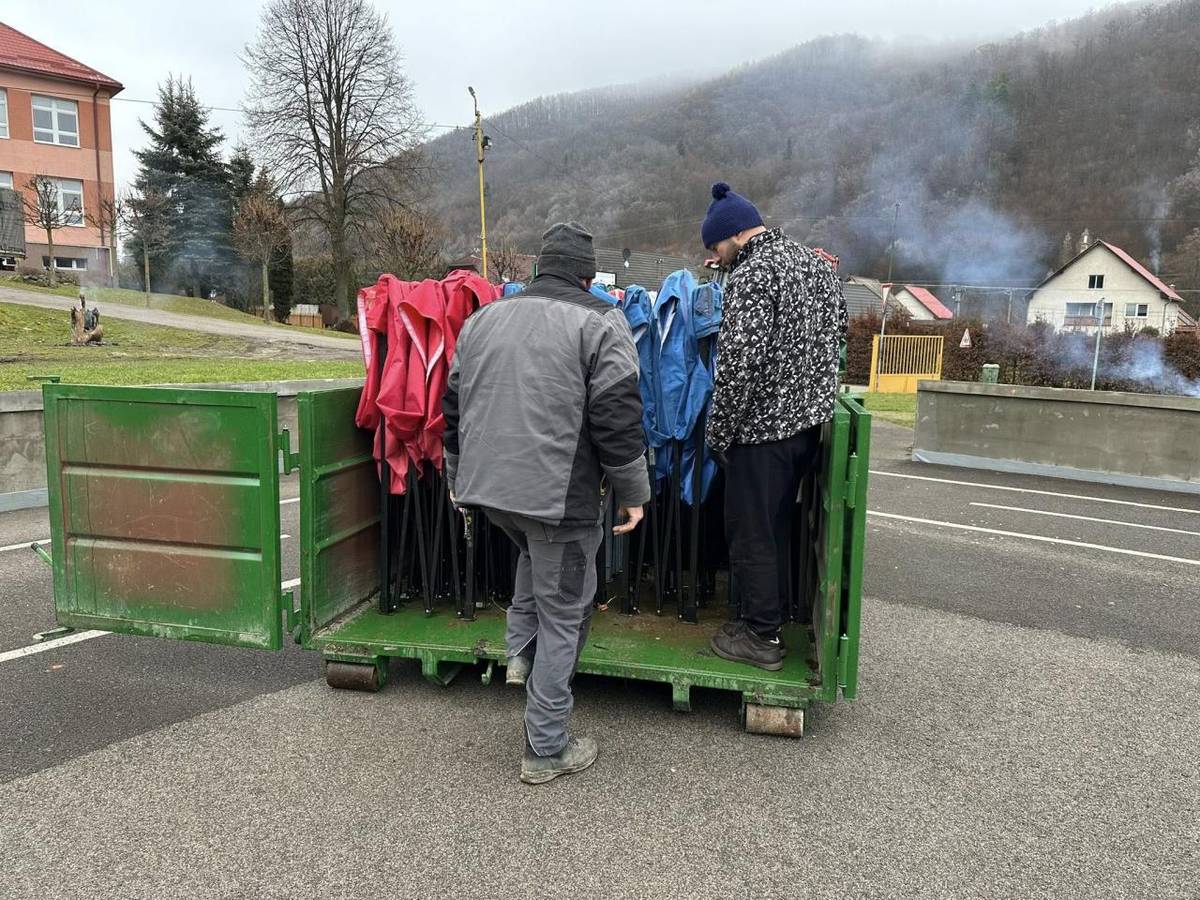 Fotky zachytávajú obe „neviditeľné“ časti podujatia, tú pred začiatkom aj tú po jeho skončení. Veľká vďaka patrí všetkým, ktorí pomáhali v sobotu pri príprave areálu aj tým, ktorí sa v nedeľu postarali o jeho upratanie. Bez vás by to jednoducho nešlo.