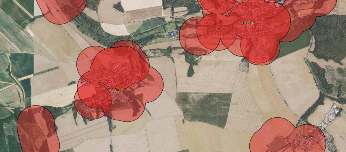 Novela zákona o pyrotechnice, která začala platit od 1. prosince 2025, přináší nová pravidla pro používání a prodej pyrotechniky. Mapa vyznačuje oblasti, kde je zakázáno odpalování, s výjimkou nejméně rizikových produktů.