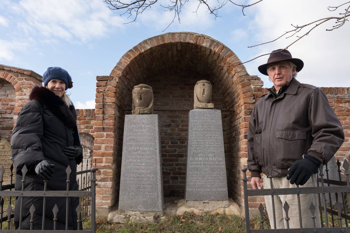 Dnes v ranních hodinách jsme v Ivančicích přivítali Jaye Scotta Bauera (*1949), který se svou manželkou přicestoval z USA. Do Evropy přijeli strávit Vánoce ve Vídni a při této příležitosti navštívili také ivančický židovský hřbitov, kde uctili památku svých předků – manželů Judase a Rosy Bauerových a jejich syna Aharona, kteří zde kdysi žili. V rodokmenu rodiny Bauerů se jedná o dosud nejstarší známé předky, od nichž se odvíjejí všechny další rodové větve (narozeni v 18. století). Jay Bauer zůstane s obcí v kontaktu a poskytne nám historické fotografie i svou dosud nezaznamenanou rodovou linii. Tyto materiály budou cenným přínosem pro další genealogický výzkum i budoucí expozici ve vile.