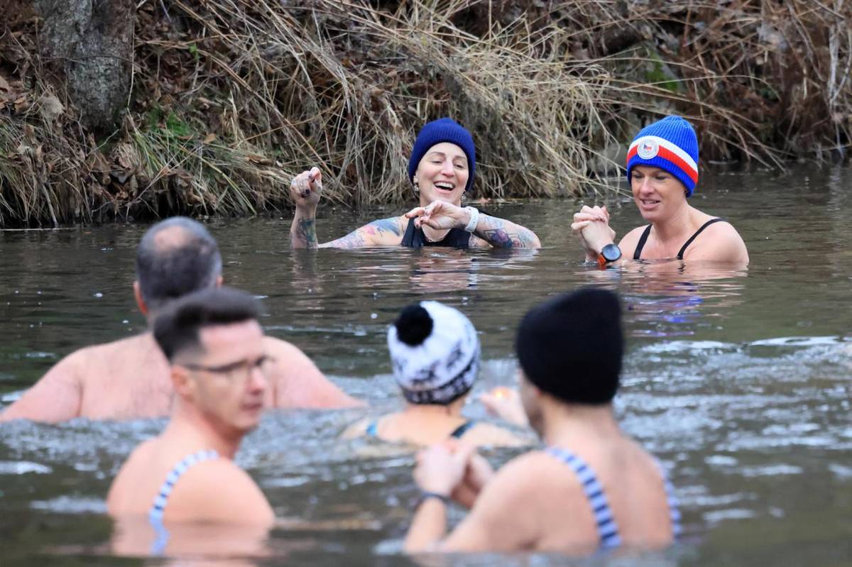 Tradiční setkání otužilců na Štedrý den přivedlo do loděnice Dolánka jak ty, kteří se přišli vykoupat, a uctít tak tímto memoriálem památku MUDr. Jiřího Morávka, tak ty, kteří raději zůstali v suchu a užili si hezké okamžiky s přáteli v přírodě.