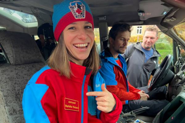 29.12.25 20.00  Romantická komedie o nečekaném setkání a sebepoznání v nádherné horské krajině. Lucie, mladá žena z města, zdědí horskou chatu po svém odcizeném biologickém otci, bývalém náčelníkovi horské služby, kterého nikdy nepoznala. Proto přijíždí do hor, ale místo prázdné chalupy v ní nachází záchranáře Matěje, jeho psa Bedřich a další, kteří...