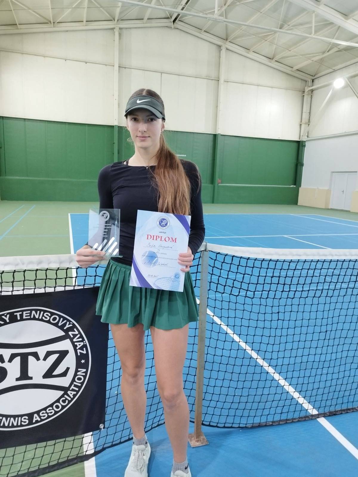 Tesne pred Vianocami sa konali Regionalne majstrovstva SR v tenise v kategorii dorasteniek, na ktorých sa veľmi dobre darilo hráčke LTC Leopoldov Sofii Hargašovej. Vo dvojhre skončila na druhom mieste a štvorhru vyhrala so svojou deblovou partnerkou Adelou Palanovou z klubu TK AS Trenčín. Gratulujeme! 🥳