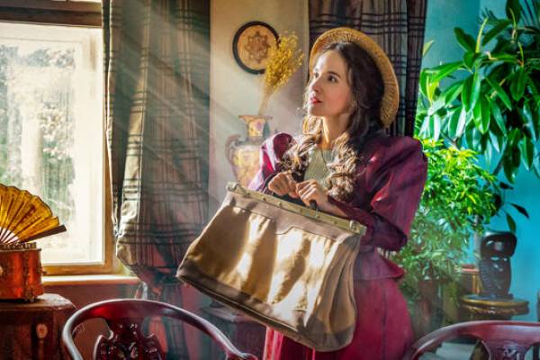 27.12.25 17.30  Anička Jesenská zdědí po svém tajemném strýci dům se skleníkem a zubařskou ordinací ve městě Medov. Jako vystudovaná lékařka chce pomáhat hlavně dětem, ale nikdo k ní nechodí. Vila má totiž ve městě pověst „strašidelného“ domu, ke kterému se místní obyvatelé bojí přiblížit. Když díky dědovi Plantovi a exotické peruánské...