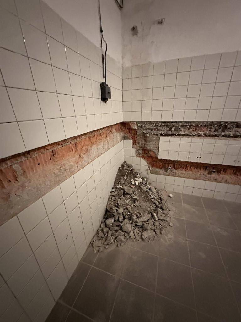 Kontrolný deň sa zameral na postup prác pri odstraňovaní havarijného stavu sociálnych zariadení v telocvični. Práce pokračujú aj počas vianočných sviatkov, aby sa školáci mohli vrátiť do dôstojných podmienok.