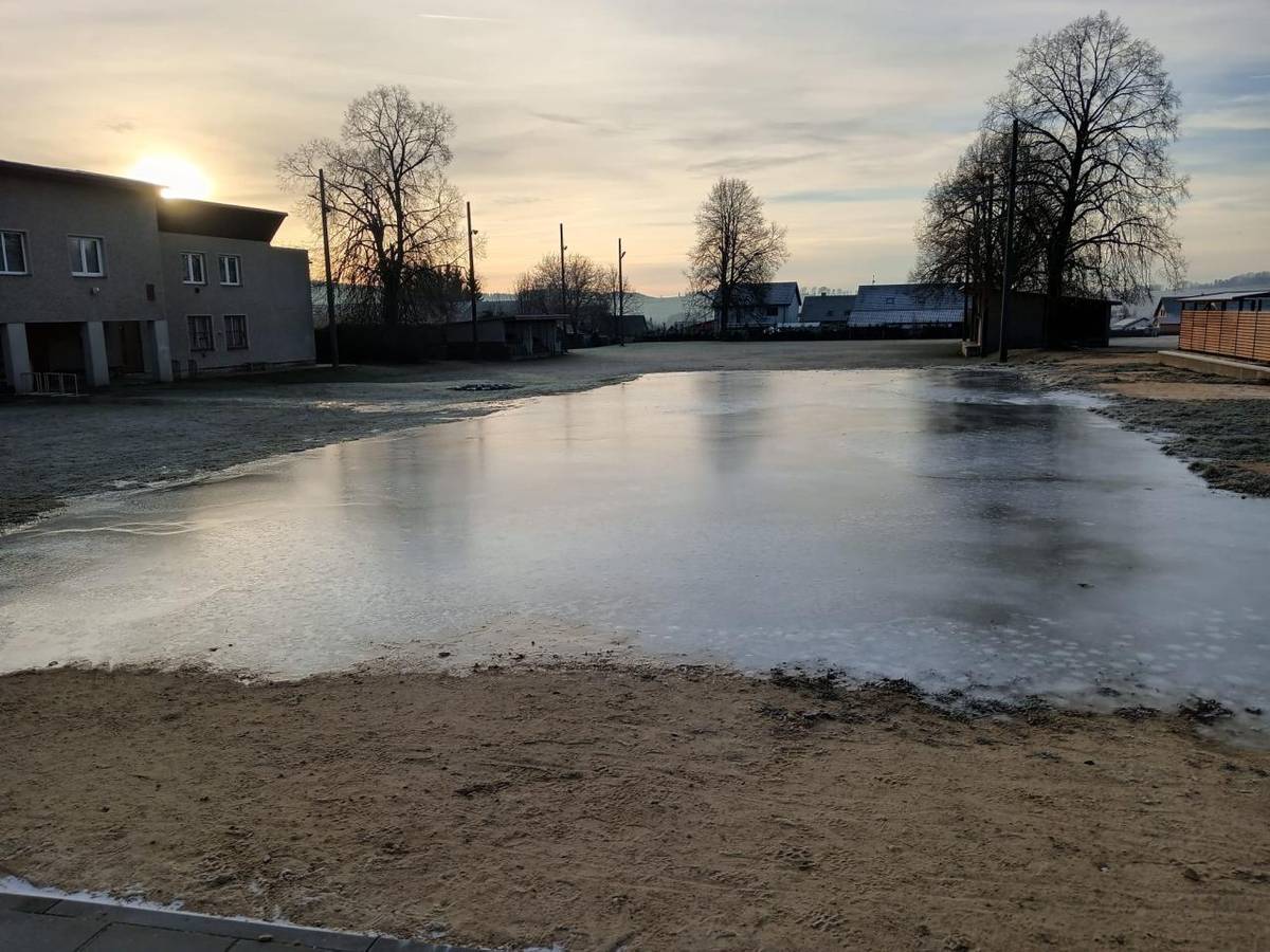 Od dnešního dne je pro děti (a jejich doprovod) otevřeno malé venkovní kluziště na antukovém hřišti. Bruslení je možné po dobu příznivých klimatických podmínek.