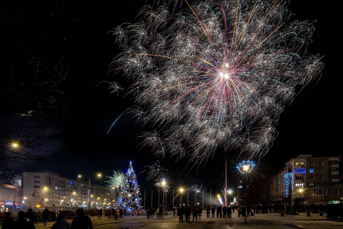 Silvestrovsko-novoroční ohňostroj v Havířově odstartuje 1. ledna 2026 patnáct minut po půlnoci za hudebního doprovodu v Centrálním parku.   Celý ohňostroj bude dokonale synchronizován s hudbou, která podtrhne každý barevný výbuch a vytvoří nezapomenutelnou atmosféru plnou emocí a radosti z příchodu nového roku. Těšit se můžete na unikátní světelnou show, barevné exploze v rytmu hudby, magickou atmosféru vhodnou pro celou rodinu a vzpomínky, které si budete pamatovat celý rok. Buďte u toho s námi a oslavte příchod nového roku 2026!