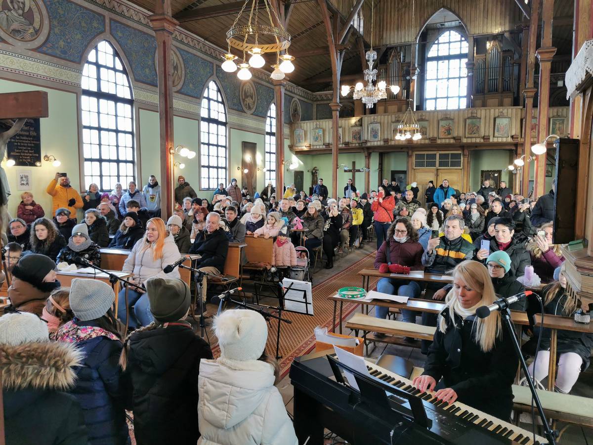 ✨ Štěpánská koleda v našem kostele je tradice, která v Novém Sedle provází Vánoce už mnoho let – a letošní setkání to opět jen potvrdilo 🤩 Letos se nás sešlo opravdu hodně, za což jsme nesmírně rádi 🙂 Toto každoroční setkání u společného zpívaní je pro nás všechny milým návratem k tomu, co dělá Vánoce Vánocemi. Zazněly tradiční koledy i novější pěkné písně a atmosféra byla plná radosti, klidu a pospolitosti 👍 ❤️ Děkujeme všem, kteří tuto pěknou tradici s láskou podporují a pomáhají ji udržovat živou. Přejeme požehnaný a radostný rok 2026 ⭐