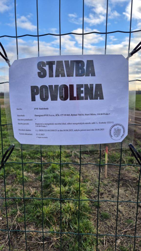 Nedávno byla v katastru naší obce (za rozvodnou) zahájena stavba fotovoltaické elektrárny. Nová stavba vzbudila zájem občanů, a protože nebereme podněty a dotazy občanů Tuněchod na lehkou váhu, požádali jsme zástupce investora o reakci na nejčastější otázky. Jeho reakci přikládáme níže.