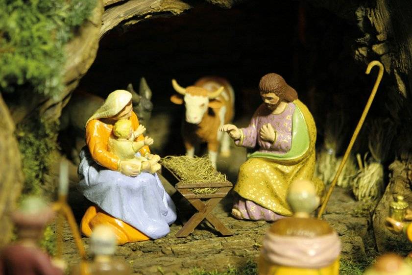 Třešť zve na tradiční betlémářskou sezonu. Stálá expozice betlémů je po přestavbě opět přístupná denně 9.30–16.30 hod. (1. 1. 2026 pouze 13.30–16.30 hod.)  Od 26. 12. 2025 do 2. 2. 2026 můžete navštívit také Betlémskou cestu – betlémy přímo v třešťských domácnostech. Tato tradice je od roku 2015 součástí Seznamu nemateriálních statků tradiční lidové kultury ČR. 👉 Mapku zastavení pro sezonu 2025–2026 najdete zde. Přijďte si užít jedinečnou vánoční atmosféru Třeště! 🎄✨