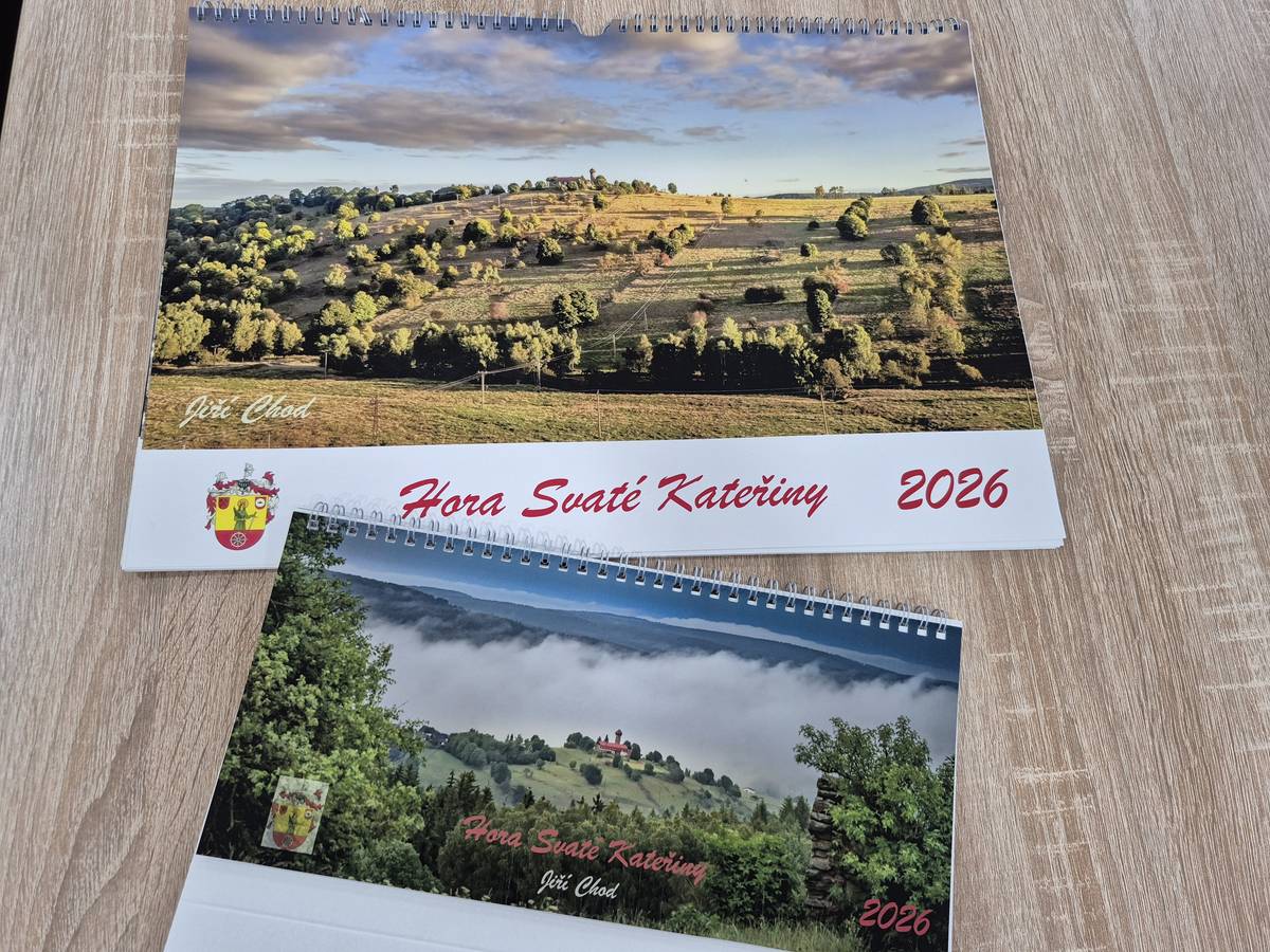 Stejně jako loni máme pro vás kalendáře města Hora Svaté Kateřiny, kde autorem je "náš" skvělý fotograf Jiří Chod. Nástěnný kalendář stojí 300,-Kč a stolní (týdenní) 200,-Kč. Celý výtěžek bude věnován na opravu kostela sv. Kateřiny. K prodeji na městském úřadě. Možno individuální prodej dle domluvy přes SMS a WhatsApp na tel. 605 801 776.