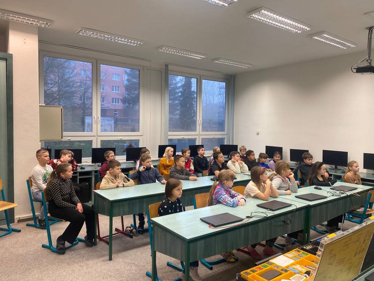 Předposlední den školy v letošním roce probíhal na naší škole po celé dopoledne ekologický vzdělávací program Tonda Obal, který byl určen pro žáky 1. i 2. stupně. Program probíhal formou besed přizpůsobených jednotlivým věkovým skupinám a byl veden zábavnou a interaktivní formou.