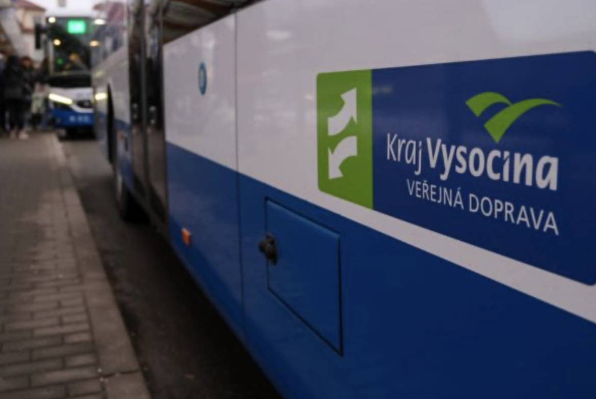 Od 1. ledna 2026 bude možné v Novém Městě na Moravě cestovat na jednu jízdenku městskou hromadnou dopravou i autobusy a vlaky Veřejné dopravy Vysočiny. Zóna 410 nabídne jednotný tarif: jízdenka bude stát 12 korun, se slevou 6 korun, a bude platit 45 minut. Cestující budou moci kombinovat oba druhy dopravy bez nutnosti kupovat další jízdenku. Novoměstská karta zůstává v platnosti, pro použití ve vozidlech VDV ji úřad označí speciální samolepkou. Místní části Rokytno, Slavkovice, Hlinné a Olešná do zóny zahrnuty nebudou. MHD ve městě i nadále zajistí dopravce ZDAR a.s.