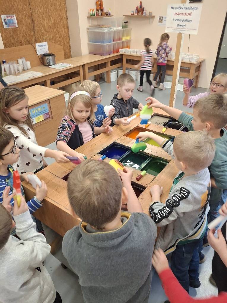V úterý 7. 11. 2025 jsme s dětmi navštívili známou svíčkárnu Rodas v Plzni Liticích, kde se děti mohli zapojily do zdobení svíček v teplém olejovém vosku. Dále si mohly vytvořit koupelové soli podle vlastního výběru. Akce přinesla skvělý zážitek a umožnila dětem uplatnit svou kreativitu a fantazii.