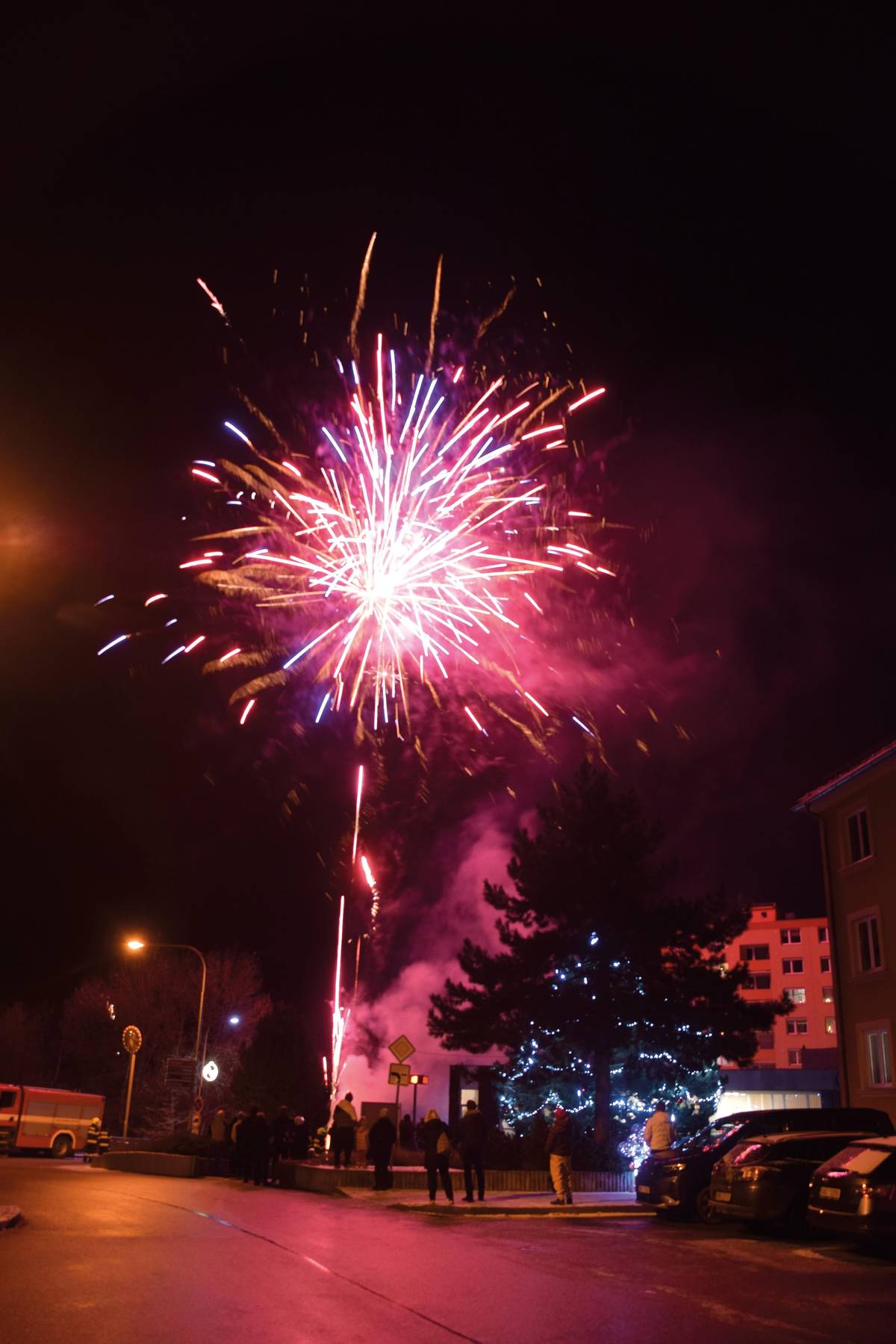 Oznamujeme občanům, že slavnostní ohňostroj k přivítání nového roku se uskuteční ve čtvrtek 1. 1. 2026 v 17:17 hodin z ulice Družstevní (křižovatka s hlavní silnicí u Domu služeb). Z důvodu bezpečnosti žádáme občany, aby se v době konání ohňostroje nepohybovali v blízkosti tohoto místa. Ohňostroj je vhodné sledovat od Domu služeb z terasy, parkoviště Neumannova a okolí. Občané z Horky mohou využít spoje MHD s odjezdem z Horky v 16:38 a příjezdem na Ptačinu v 16:58. Zpět jede autobus MHD v 17:45.