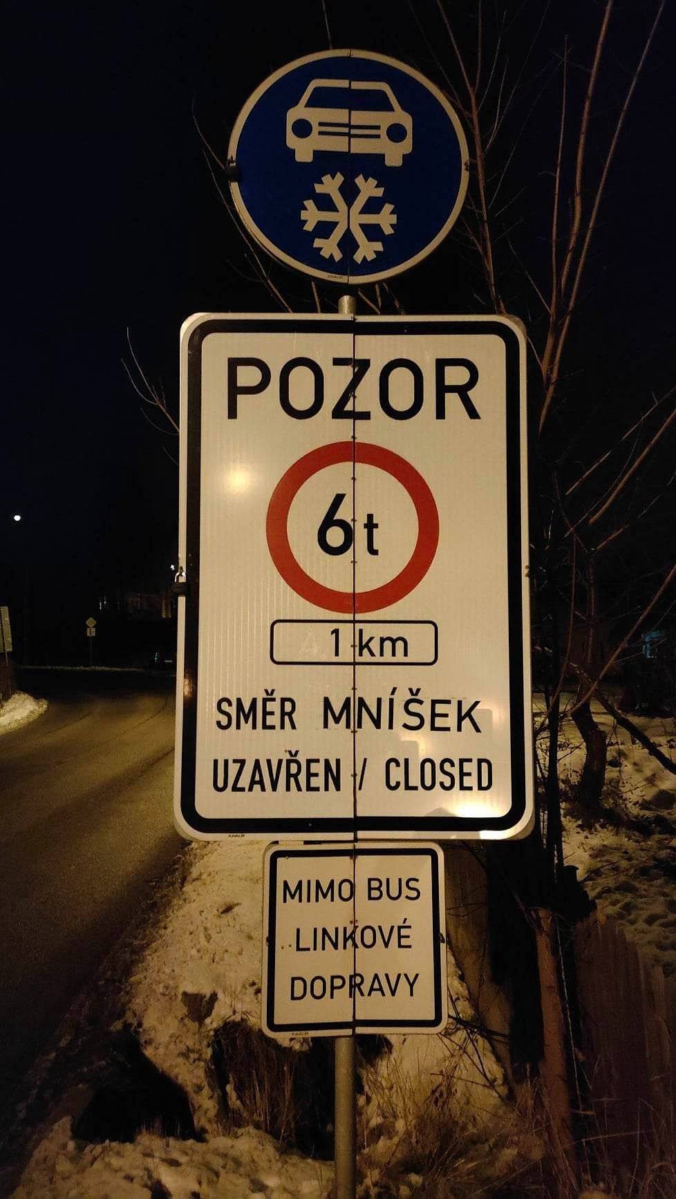 Dnes 29. 12. 2025 od 13:00 h. došlo z důvodu aktuálního stavu sjízdnosti k omezení provozu na silnici III/2904 pro vozidla s okamžitou hmotností přesahující 6 t mimo bus v úseku Mníšek – Raspenava. Platnost omezení do odvolání v návaznosti na vývoj stavu sjízdnosti.