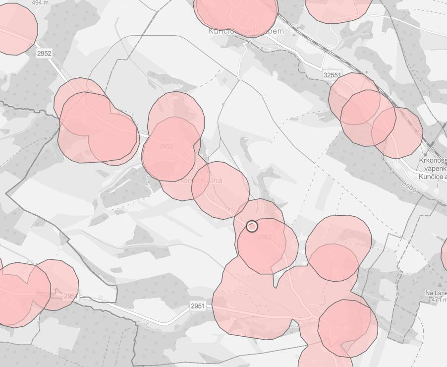 Zákaz odpalovat ohňostroje platí od prosince 2025 v okolí určitých objektů. Například od nemocnic, domovů pro seniory, stacionářů, útulků, záchranných stanic či zoologických zahrad se lidé musí vzdálit alespoň na 250 metrů. Neplatí to pouze pro pyrotechniku kategorie F1, do které patří bouchací kuličky nebo prskavky.   Tyto nové zóny, na které se podrobně můžete podívat v mapě níže, mají omezit zdravotní rizika a lépe chránit životní prostředí.  https://agrigis.gov.cz/portal/apps/instant/basic/index.html?appid=ded81b51ac6e4ea1b071ef28122f547b