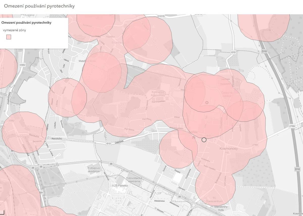 Vážení kosmonosáci,   rádi bychom Vás informovali o vydání nové Obecně závazné vyhlášky města Kosmonosy o nočním klidu, která vstupuje v platnost již 17.12.2025.   Nová vyhláška stanoví výjimečné případy, při nichž je doba nočního klidu vymezena odlišně od zákona. Konkrétně se doba nočního klidu vymezuje od 22:00 hod. do 23:30 hod. a od 00:30 hod. do 06:00 hod. v noci z 31. prosince na 1. ledna z důvodu konání oslav příchodu nového roku.   Od 1. prosince 2025 platí také přísnější pravidla pro nákup i používání pyrotechniky. Cílem novely č. 206/2015 Sb., o pyrotechnických výrobcích a zacházení s nimi je zvýšit bezpečnost lidí a ochranu zvířat a přírody. Pod odkazy níže naleznete interaktivní mapy zón, kde jsou platná nová omezení.   Odkaz na novelu i mapu najdete zde: Novela zákona č. 206/2015 Sb., o pyrotechnických výrobcích a zacházení s nimi a o změně některých zákonů (zákon o pyrotechnice) | MPO Omezení používání pyrotechniky Děkujeme Vám za respektování nových pravidel a za vzájemnou ohleduplnost.   Město Kosmonosy