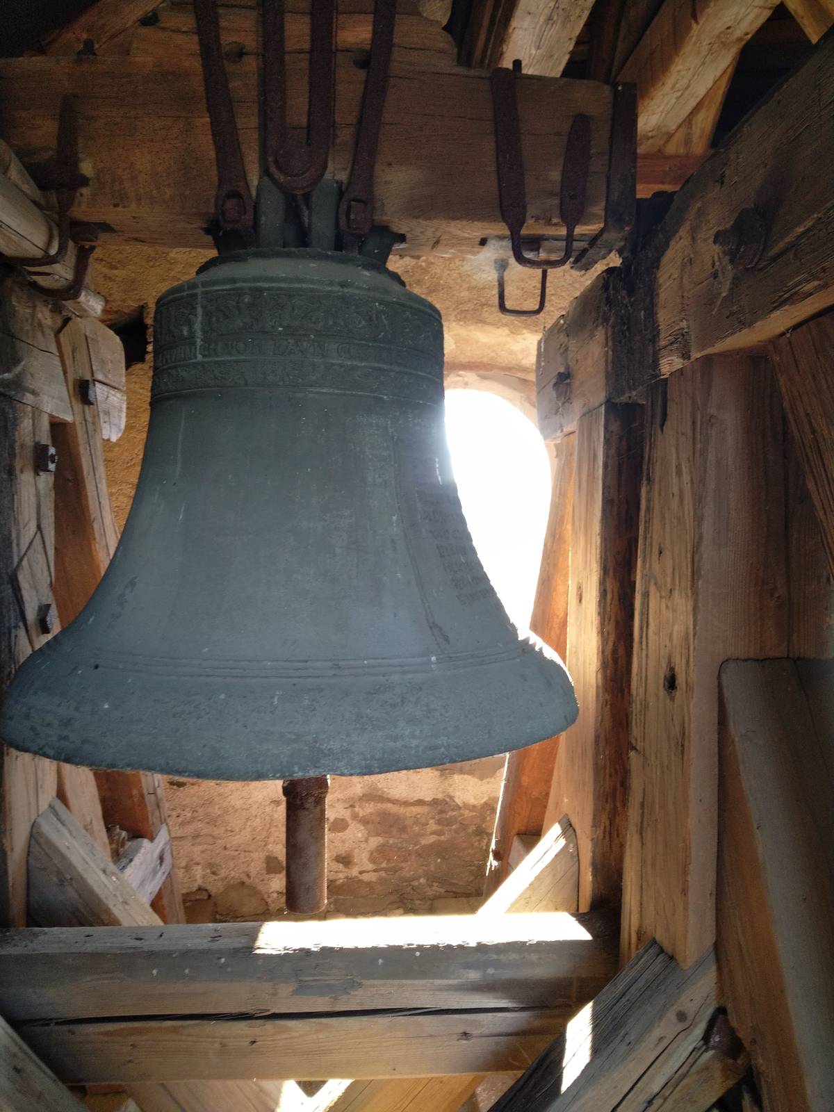 Přivítejme nový rok 2026 zvonem našeho kostela. Společně s T. J. Sokol Hora Svaté Kateřiny vás zveme na příjemné setkání 1.1.2026 ve 12:00 s drobným občerstvením (nealko punč zdarma).  Zároveň zde bude možnost si zakoupit Kateřinský kalendář či drobné upomínkové předměty a dobroty z Kloučkovic “handmade dílny”. Výtěžek z prodeje jde opět na opravu našeho kostela.(vemte si drobné)