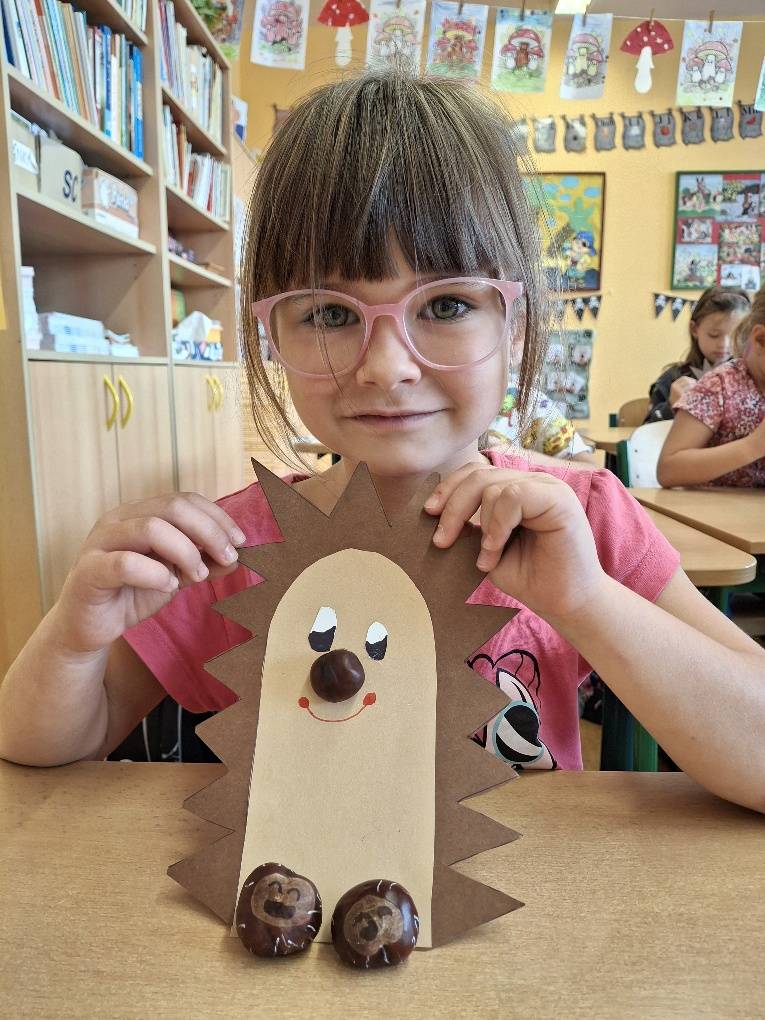 Na vycházce s družinou  nasbíral plnou bednu kaštanů, které následně využil v pracovních činnostech. V hodinách matematiky je používal k počítání a v prvouce tvořil podzimní obrázky. Společně pak z kaštanů postavil velký obraz, který připomínal tvar České republiky.