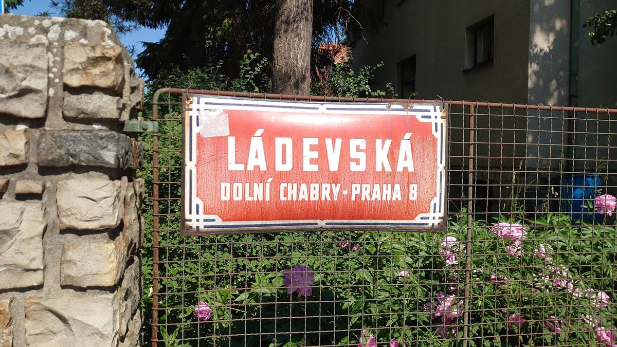 Požár rodinného domu v Praze 8 - Dolní Chabry, Ládevská 27/40. Na místě zasahují složky IZS. (sdíleno z Munipolis Prahy 8)