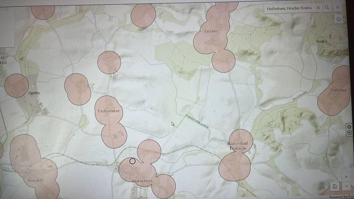 Omezení pyrotechniky se vztahuje také i na naše území. Viz. mapová aplikace: https://agrigis.gov.cz/.../apps/instant/basic/index.html... Mapa obsahuje zóny, ve kterých je zakázáno zacházet s pyrotechnickými výrobky s výjimkou kategorie F1 podle § 35b zákona č. 344/2025 Sb., kterým se mění zákon č. 206/2015 Sb., o pyrotechnických výrobcích a zacházení s nimi a o změně některých zákonů (zákon o pyrotechnice), ve znění pozdějších předpisů, a další související zákony. Účinnost zón s omezeným používáním pyrotechniky je stanovena od 1. 12. 2025.