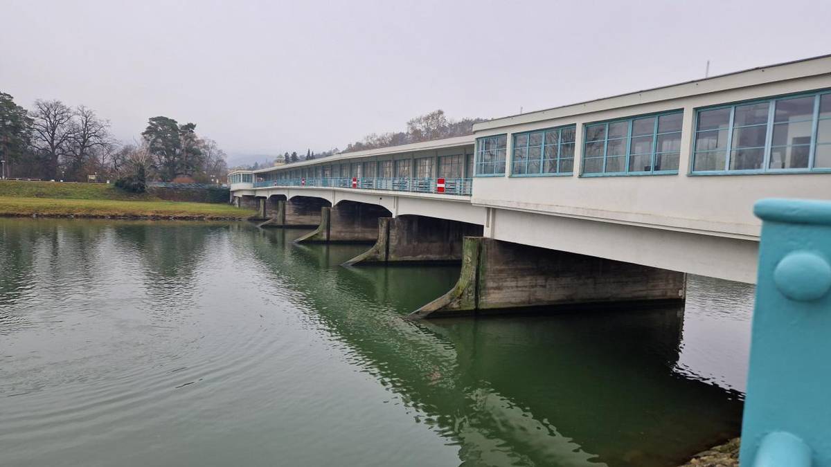 Mesto Piešťany v spolupráci s odborníkmi pokračuje v podrobnom zisťovaní technického stavu Kolonádového mosta. Aktuálne prebieha presné zameriavanie spodnej stavby mosta pod vodnou hladinou, ktoré má projektantom poskytnúť kľúčové údaje pre ďalší postup sanácie.
