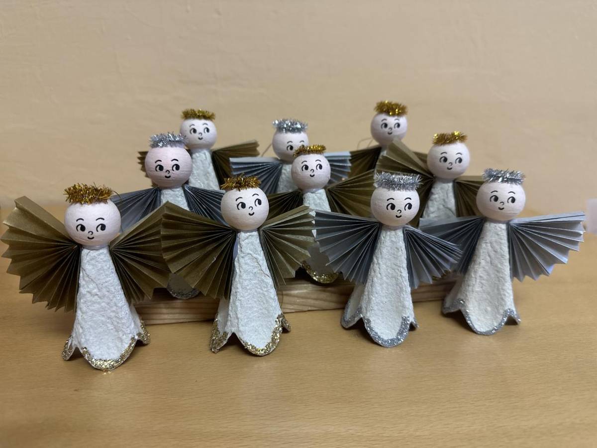 Milí rodiče a přátelé školy, přejeme vám hodně zdraví, štěstí a pohody v Novém roce. Našim dětem přejeme ničím nerušené dětství - se všemi radostmi, kouzly a objevy.