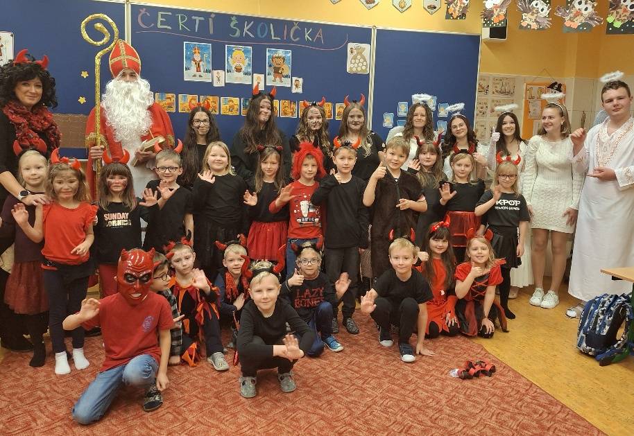 Mikuláš s anděly a čerty navštívil prvňáčky, z kterých se stali malí čertíci. Během čertí školičky se naučili, že čert je pomocník, který vyhání zlo a zlobení, a Mikuláš rozdává dárky.