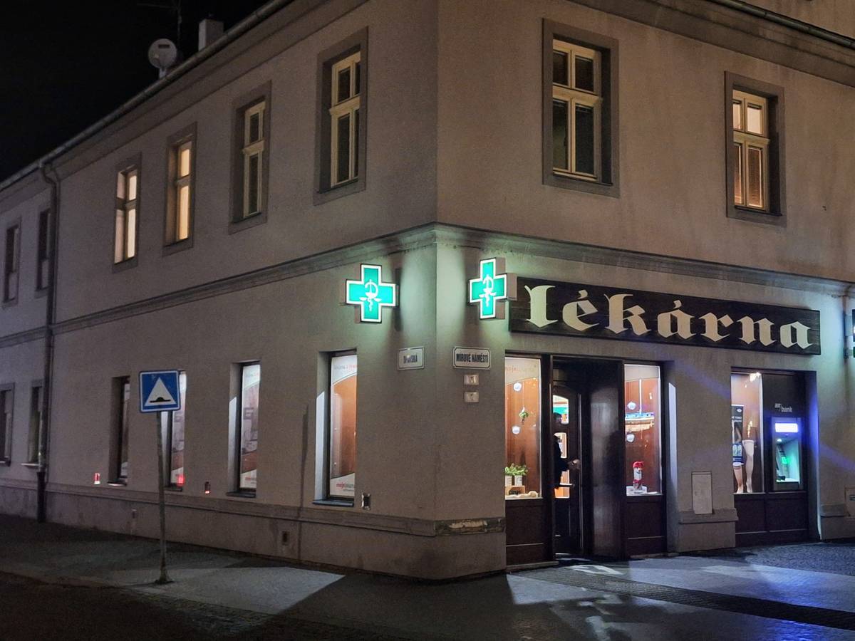 S platností od 1. ledna 2026 rozšiřuje Lékárna U Hradeb na Mírovém náměstí v Hlučíně svou dostupnost a spouští Lékárenskou pohotovostní službu. Výdej bude probíhat přes pohotovostní výdejové okno, u kterého bude pohotovostní zvonek. Výdejové pohotovostní okno je umístěno při vstupu do původní části lékárny z náměstí. Provozní doba lékárenské pohotovostní služby je v pracovní dny od 18 do 20 hodin. O víkendech a státních svátcích je dostupná v čase od 16 do 19 hodin. #HLUCIN #MESTOHLUCIN #LEKARENSKAPOHOTOVOST #SLUZBALIDEM #ZDRAVI
