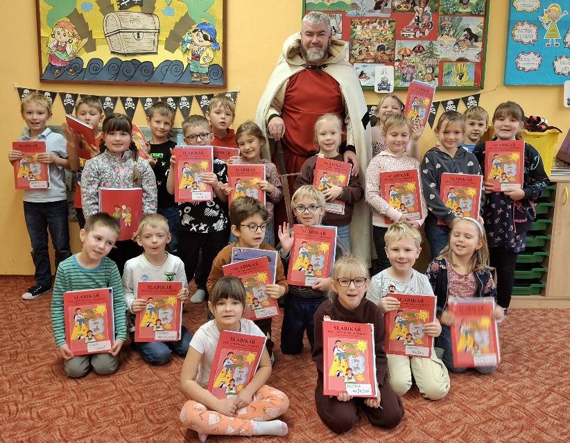 U našich prvňáčků proběhlo slavnostní předávání slabikářů, které vedl písmenkový rytíř z písmenkového království. Děti složily slib a obdržely nejen slabikář, ale také pamětní list a záložku do slabikáře.