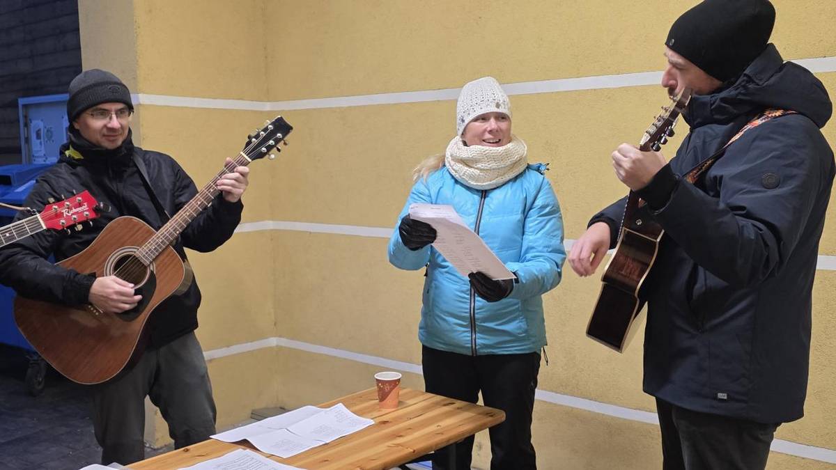 V pondělí 23. prosince 2025 se ve Vranovicích uskutečnilo tradiční předštědrovečerní zpívání u vánočního stromu, který letos poprvé rozsvítil a ozdobil prostor v ulici U Floriánka před Vzdělávacím centrem.