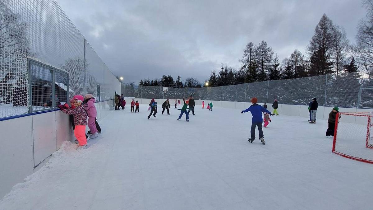 Oznamujeme Vám, že umelé klzisko so syntetickým ľadom pri základnej škole bude na verejné korčuľovanie otvorené nasledovne: zajtra, t.j v utorok 30.12., v stredu 31.12. a cez víkend v piatok, sobotu a nedeľu (2.1. - 4.1.2026).  Ihrisko bude otvorené v čase od 15:00 – 17:00 hod.