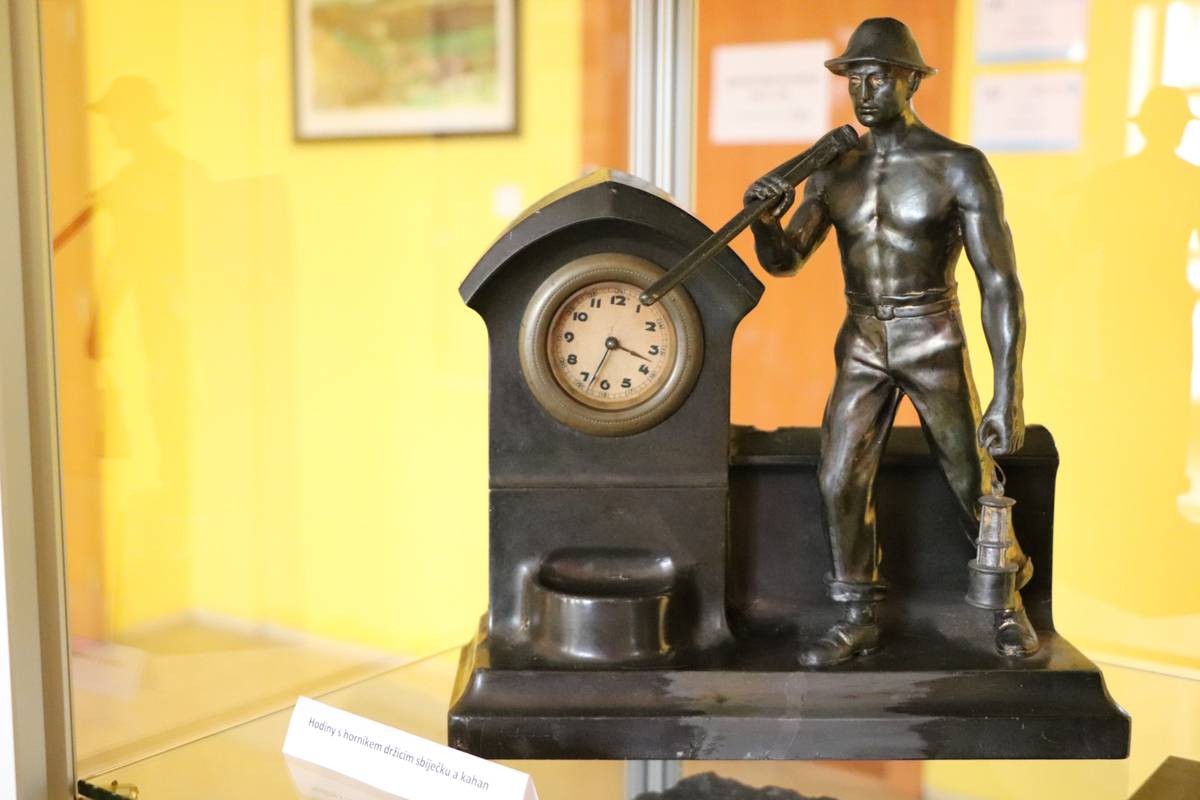 V hlavní budově městského úřadu je do konce ledna k vidění soukromá hornická sbírka Stanislava Sikory z Českého Těšína. Návštěvníkům nabízí pohled do bohaté historie hornictví. Mezi vystavenými exponáty najdeme hornické čepice, přilby, kahany, medaile, odznaky, lampy, sochy, pivní korbely a půllitry. Stanislav Sikora, absolvent...