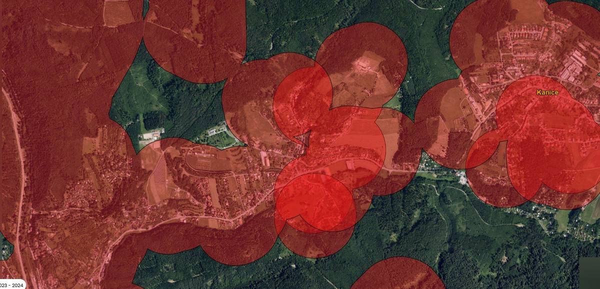 Upozornění na zákaz používání pyrotechniky od 1. prosince 2025 V souvislosti s blížícími se oslavami Silvestra upozorňujeme občany na nová pravidla týkající se používání zábavní pyrotechniky, která vyplývají z novely zákona č. 344/2025 Sb. Tato novela vstoupila v platnost 1. prosince 2025 a zásadně mění podmínky pro používání i prodej pyrotechnických výrobků na území České republiky. Cílem nové legislativy je zejména ochrana zdraví obyvatel, bezpečnosti, zvířat a životního prostředí, především v citlivých a chráněných lokalitách. Kde je používání pyrotechniky zakázáno? Ministerstvo zemědělství připravilo přehlednou mapu, která jasně ukazuje oblasti, kde je používání zábavní pyrotechniky od 1. prosince zakázáno.   Červeně označené oblasti na mapě = zákaz používání zábavní pyrotechniky   Zákaz se vztahuje i na období Silvestra a Nového roku   Mapu naleznete zde: https://agrigis.gov.cz/.../apps/instant/basic/index.html...