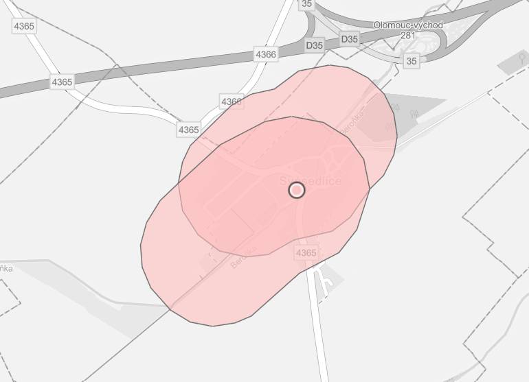 1. prosince vstoupila v platnost novela zákona o pyrotechnice, která zavádí takzvaná ochranná pásma (§ 35bzákona č. 344/2025 Sb).   Zpřísnění pravidel pro ohňostroje je krokem, který chrání životní prostředí, zdraví i domácí zvířata. Každoročně totiž dojde při odpalování k řadě vážných zranění, do ovzduší se dostávají škodlivé látky a silné zvukové a vizuální efekty jsou utrpením pro zvířata. Novela stanovuje, že v okolí 250 metrů od nemocnic, domovů pro seniory, chovů zvířat, zoo, hospodářských areálů a jiných citlivých míst se nesmí pyrotechnika odpalovat. Vzhledem k tomu, že do chráněných objektů patří i včelí úly spadá skoro celé zastavěné území Svésedlic do chráněné zóny, ve které zákaz platí.  Ministerstvo zemědělství připravilo mapu s vyznačením zón,kde není možné odpalovat pyrotechniku kromě nejméně rizikové kategorie F1.  V takzvaných ochranných pásmech je možné používat pouze zábavní pyrotechniku kategorie F1. Jedná se o prskavky, bouchací kuličky a podobně. Většinou jsou to výrobky, které je možné použít i v uzavřených prostorách a jsou prodejné od 15 let. Kategorie zábavní pyrotechniky  Zábavní pyrotechniku zákon dělí do čtyř kategorií podle míry rizika při jejím používání, pojmenovaných F1 až F4. Každý výrobek jím musí být viditelně označen. Zařazení výrobku do kategorií záleží zejména na velikosti a síle:  F1 – prskavky, bouchací kuličky; od 15 let F2 – petardy, rakety, fontány; od 18 let F3 – velké baterie, petardy i rakety; od 18 let s oprávněním (od července 2026) F4 – velké baterie a pumy, ohněpád; od 18 let s oprávněním  Další kategorie, tedy ostatní pyrotechnické výrobky P1 a P2 a rovněž divadelní pyrotechnika T1 a T2, jsou určené zejména pro profesionály.  Zdroj: https://www.idnes.cz/zpravy/domaci/mapa-zakazu-pyrotechniky-zbarvila-cesko-doruda-platit-bude-od-1-prosince.A251121_122757_domaci_wall Za odpálení pyrotechniky v ochranném pásmu hrozí pokuta ve správním řízení až 100 tisíc korun. Na místě to může být až deset tisíc korun.