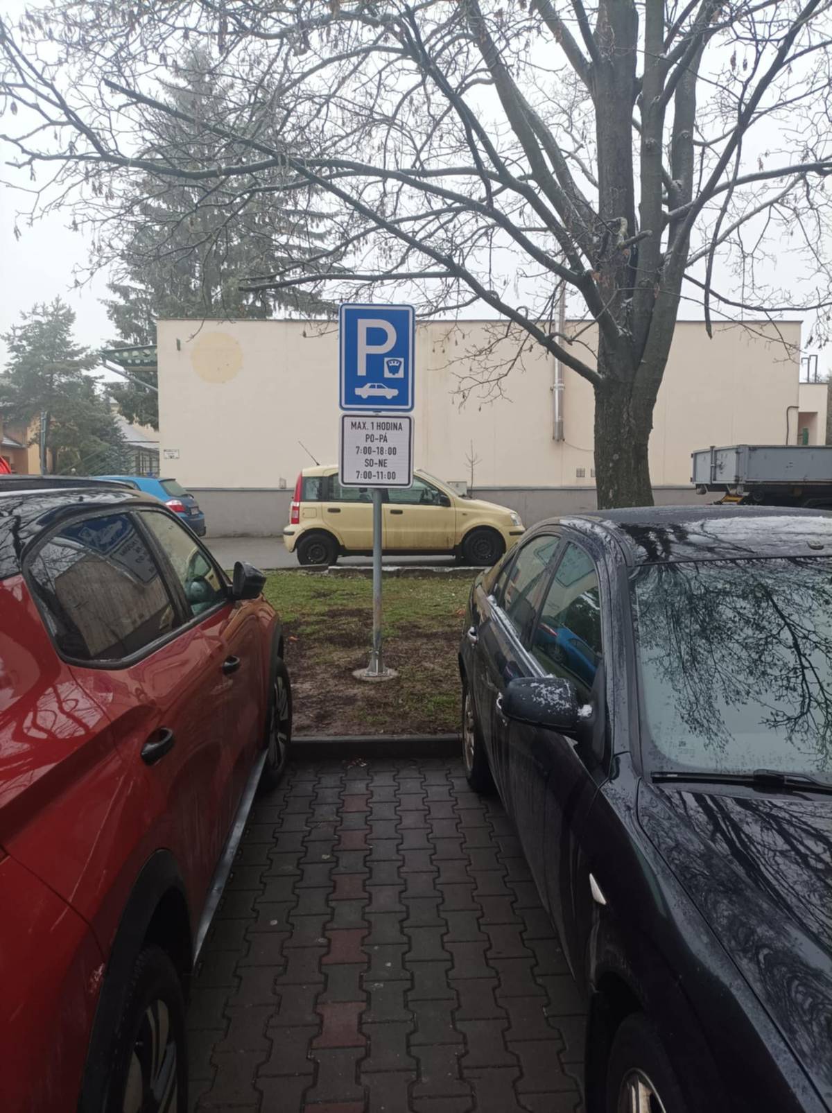 Změna systému parkování u prodejny COOP    Upozornění pro řidiče. Na parkovišti před prodejnou COOP dlouhodobě bojujeme s přetížením a nedostatkem míst. Situaci nepomáhá skutečnost, že jsou zde parkována vozidla rezidentní či odstavená, a v časech provozu obchodů tak "zabírají" tolik potřebná místa. Přetížené parkoviště pak láká/nutí řidiče ke stání na krajské silnici nebo v zákazu.   Abychom se pokusili parkování odlehčit, projednali jsme v pasportu dopravního značení "parkování s časovým omezením" v době provozu obchodů.   Pro využití parkoviště v následujícím rozsahu týdne: - pondělí až pátek 7:00 - 18:00 - sobota 7:00 - 11:00 Je povoleno stání v maximální délce 1 hodiny, a za použití parkovacích hodin.   Papírové parkovací hodiny jsme pro vás zajistili k zakoupení v prodejně COOP a Ovoce-Zelenina, za částku 20 Kč (možné platit pouze v hotovosti). Lze samozřejmě využít i vlastní parkovací hodiny či obdobné řešení.   Parkování je stále ZDARMA!   Pro rezidenty je možné využít parkování v čase mimo stanovené dopravní zamčení.   Se společností COOP aktuálně jednáme o přístavbě dalších tří parkovacích stání. Bohužel pro nedostatek místa není větší vystavba parkovišť technicky možná.   Děkujeme za pochopení.