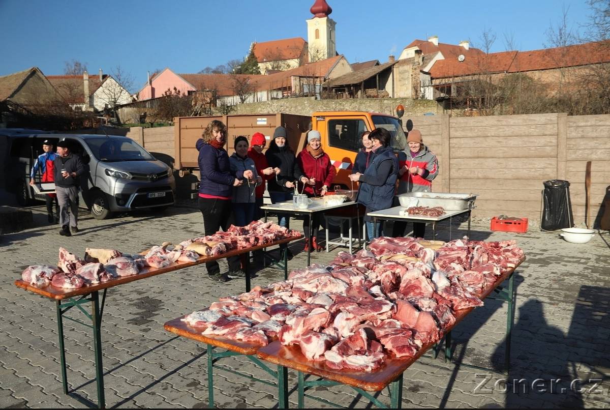 V sobotu 27.12.2025 proběhly rozsáhlé přípravy na obecní zabíjačku. Všem pomocníkům patří velký dík!  Odkaz na fotogalerii Františka Šimíka najdete v tomto článku.