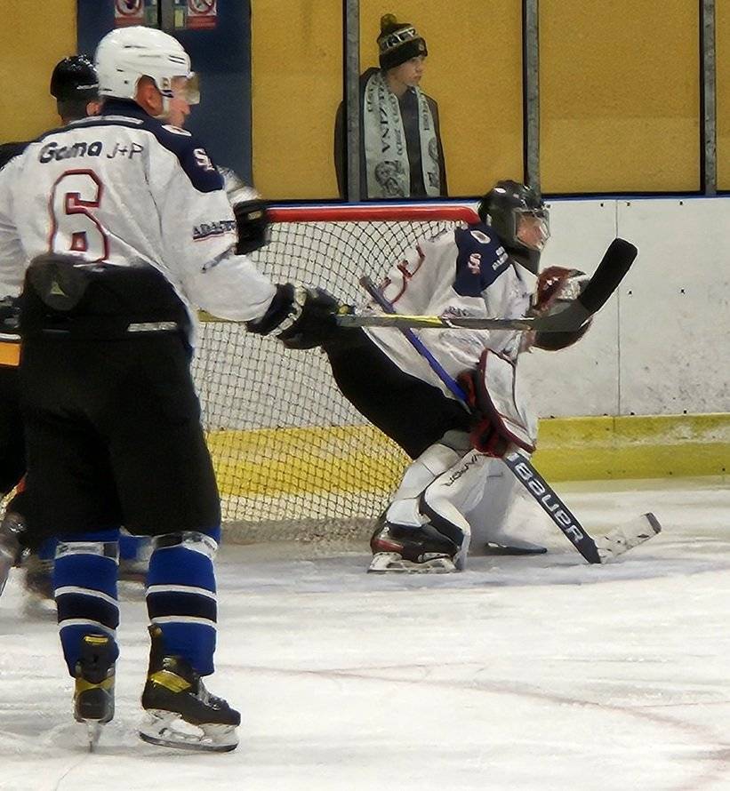 Góly a asistence za Adamov: 2x Juráň (na první Novotný, na druhý Novotný a Julina), Podborský (Julina) Vzhledem ke kvalitě hráčů, který se nám sešli na zápas jsme pomýšleli na lepší výsledek. Jenomže vidina toho, že soupeř nastoupil pouze s osmi hráči si všichni mysleli, že to půjde samo a nasadili vánoční tempo. Soupeřova taktika slavila úspěch, když jeho útočníci neustále zajížděli za naše obránce a z rychlých výpadů a nechytatelných ran si v pohodě dokráčel k výhře. V zápase propadli všichni naši hráči. Nedokázali jsme využít přesilovku 5 na 3! Naši hráči i hráli staticky, bez pohybu, nápadu, přihrávky… I přes neustálé upozorňování na buky obrana dělala úplný opak. Útočníci nebruslili, přehrávali situace. Asi jediné pozitivum byla hra nové posily Petra Pospíšila, který rozdal několik hitů a střel na branku.