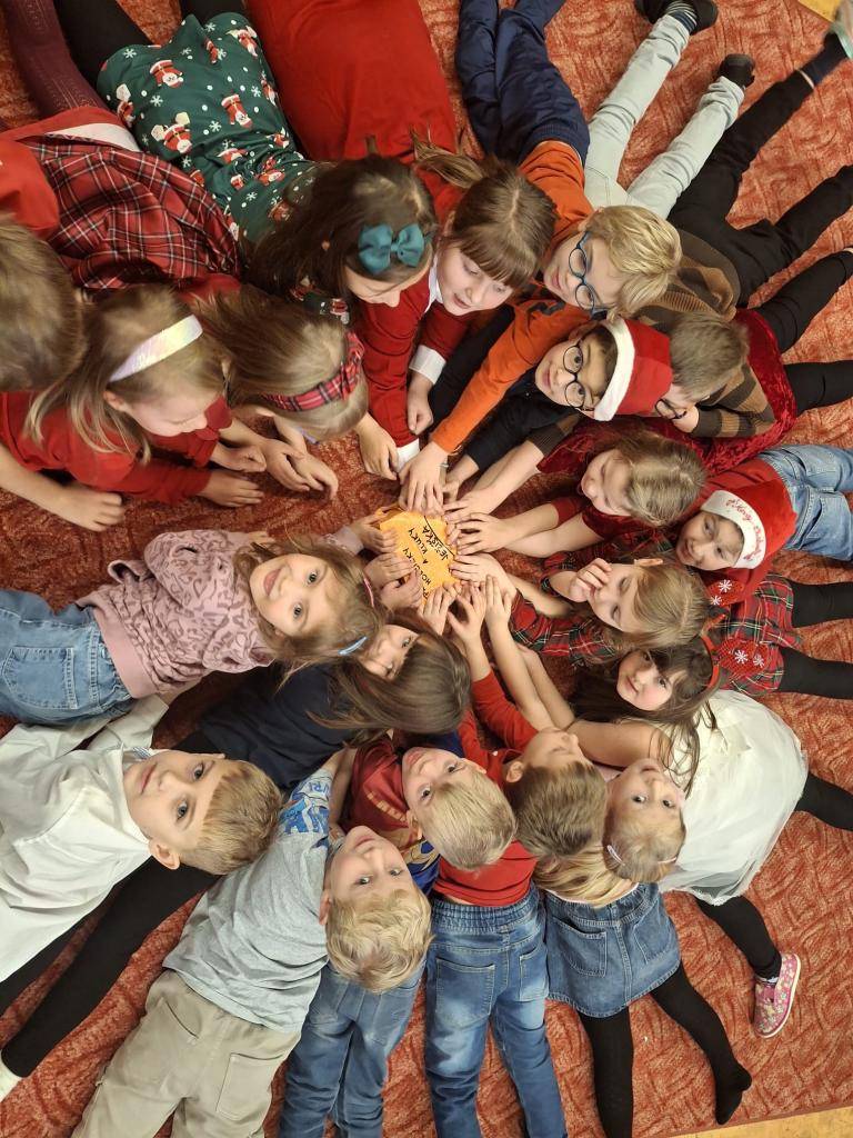 Naše třída si užila první Vánoce plné radosti a tvoření. Během dne jsme vyráběli vánoční ozdoby, popíjeli čaj a ochutnávali domácí cukroví. Děti se těšily na nadělování dárků, nechyběla ani návštěva pohádkové postavy Grinch.