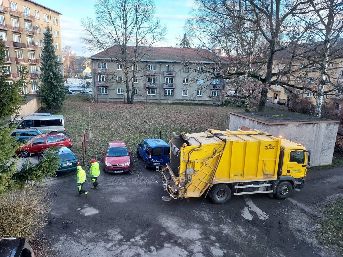 Upozorňujeme občany, že ve čtvrtek 1. ledna 2026 neproběhne pravidelný svoz komunálního a separovaného odpadu z domácností z personálních důvodů. Náhradní termín svozu je pátek 2. ledna 2026.    Děkujeme za pochopení.