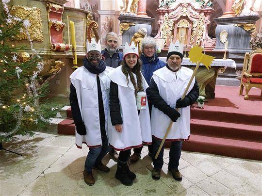 Hlavní trasa startuje mezi 8:30 a 10:00 z Masarykova náměstí v Pelhřimově (cca 10 km). Kratší varianta vychází mezi 10:00 a 11:00 z Proseče pod Křemešníkem (Farma Hrnčíř), kde bude možnost prohlídky stájí s koňmi. Účastníky čeká setkání se skauty na Slunečné pasece s gulášem a opékáním, vystoupání na rozhlednu Pípalka (na vlastní nebezpečí), fotografování s třemi králi a komentovaná prohlídka kostela Nejsvětější Trojice na Křemešníku. Ve 14:00 hodin začne v kostele zpívání koled s varhanním doprovodem a zpěváky pelhřimovské ZUŠ.   V ambitech kostela si turisté převezmou pamětní list a mohou se zahřát svařákem či čajem z Hotelu Křemešník i jejich zakoupením přispějí do Tříkrálové sbírky. Zdarma mohou využít dopravu autobusem zpět do Pelhřimova, ze zastávky pod sjezdovkou odjíždí v 15:00 a 15:45.   Pořadatelé: Agentura Dobrý den, Marek Čech, Charita Pelhřimov, Poutní hotel Křemešník, Matice Křemešnická, Klub českých turistů, pelhřimovští skauti, Město Pelhřimov, Farma Hrnčíř, Kulturní zařízení města Pelhřimova a Základní umělecká škola Pelhřimov.