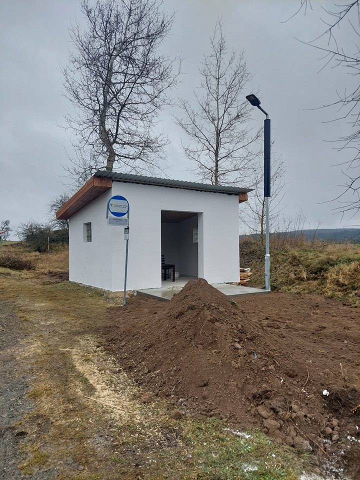 Autobusová zastávka v Telicích prošla v uplynulých týdnech výraznou proměnou. Původní objekt byl kompletně zrekonstruován a dnes už má novou podobu, která nabídne cestujícím důstojné a pohodlné zázemí. Ještě zbývá několik drobných úprav v okolí, ale už teď je vidět, že zastávka bude brzy „jako nová“