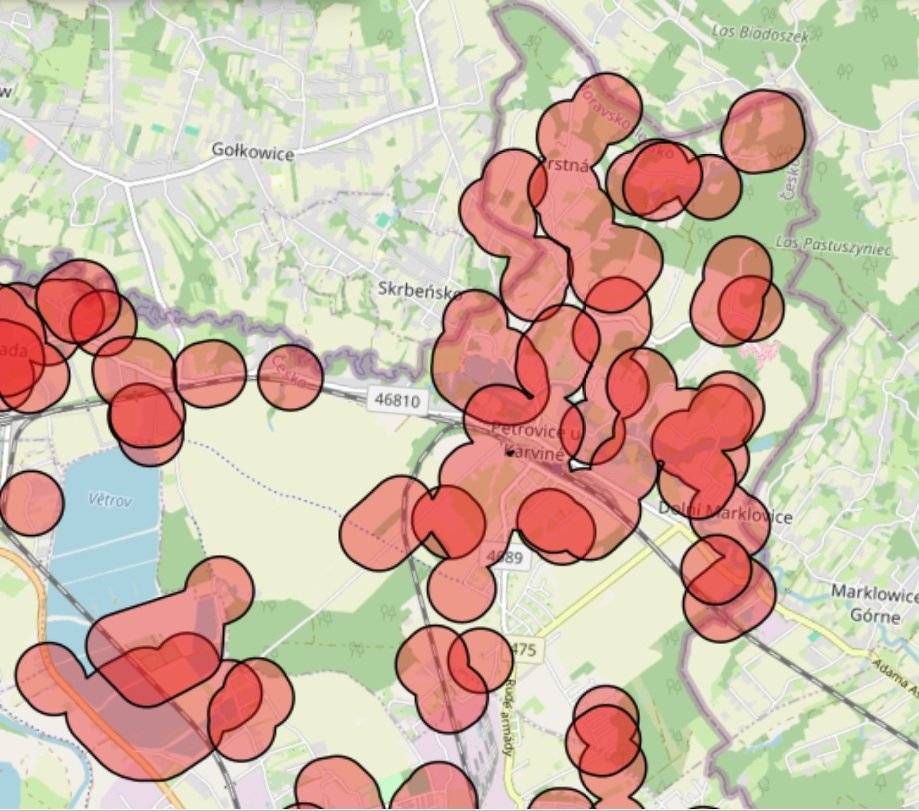 Od 1. prosince 2025 platí nová pravidla pro používání zábavní pyrotechniky. V obci Petrovice u Karviné je zakázáno odpalování pyrotechniky kategorie F2 a vyšší (tj. většiny petard a ohňostrojů), a to zejména v okolí zdravotnických zařízení, domovů pro seniory, útulků a evidovaných chovů zvířat, vždy v okruhu 250 metrů. Přesné vymezení míst, kde zákaz platí, je k dispozici v oficiální mapě zakázaných lokalit, kterou spravuje Ministerstvo zemědělství: https://ohnostroje.pozemkov.cz/?lat=-679958.4750944637&lon=-1066651.1615762473&zoom=8.593364886724986 Porušení zákazu může být postihováno pokutou až 10 000 Kč na místě, ve správním řízení až 100 000 Kč. Dodržování pravidel budou zejména v období Silvestra kontrolovat policisté. Žádáme občany, aby se před použitím pyrotechniky vždy seznámili s aktuálními pravidly a mapou zakázaných zón. Děkujeme za pochopení a spolupráci.  Přejeme vám klidný a šťastný vstup do nového roku
