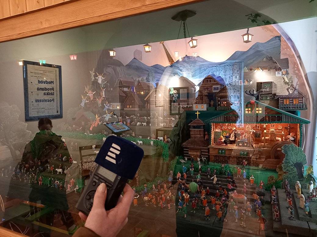 30. 12. 2025 byl zahájen provoz expozice Městského muzea Králíky Mechanický betlém Antonína Honzáka. Expozice se nachází v čp. 354 na Velkém náměstí v Králíkách (bývalá klubovna skautů). Provoz expozice se kryje s provozními hodinami Městského muzea a bude probíhat nejen ve vánočním čase, ale po celý rok a tak už nastálo. Do expozice se dostanete tak, že si v Městském muzeu (čp. 365) zakoupíte vstupné a zaplatíte zálohu 200 Kč za čip. Přiložením čipu ke snímači u dveří si otevřete vchodové dveře v čp. 354 a pak i dveře do expozice betlému hned vpravo za vchodovými dveřmi. Vstupem do expozice se betlém a ostatní vybavení expozice spustí. Po opuštění expozice se tato sama vypne. Čip odevzdáte v muzeu a záloha Vám bude vrácena. Pro skupiny lze dopředu domluvit prohlídku expozice komentovanou pracovníkem muzea.   Aktualizovaný ceník Městského muzea včetně betlému zde:   Muzeum:   Dospělí: 60 Kč Děti, studenti, důchodci, ZTP: 40 Kč Rodinné (2 dospělí + 1–3 děti): 150 Kč    Mechanický betlém A. Honzáka:   Dospělí: 30 Kč Děti, studenti, důchodci, ZTP: 15 Kč Rodinné (2 dospělí + 1–3 děti): 75 Kč    Kombinovaná vstupenka (muzeum + betlém A. Honzáka):   Dospělí: 80 Kč Děti, studenti, důchodci, ZTP: 50 Kč Rodinné (2 dospělí + 1–3 děti): 200 Kč     Nová expozice není věnována pouze betlému, ale vůbec osobnosti A. Honzáka, proto v ní naleznete i informační kiosek, mapující různé sféry Honzákovy činnosti, a v rámci exponátů pak třeba strojopisy pověstí Králík a jejich okolí, divadelní plakáty, jakož i sbírku samorostů A. Honzáka.  Děkujeme všem, kteří se o vytvoření nové expozice zasloužili a přejeme návštěvníkům, ať se líbí!