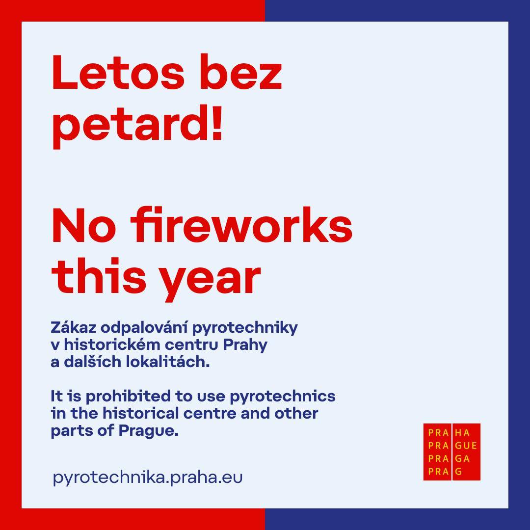 Oslavy příchodu roku 2026 budou mít v Praze stejná pravidla pro používání pyrotechniky jako v předchozích letech. Od 1. prosince 2025 platí v ČR novela zákona o pyrotechnice. Pro Prahu to ale neznamená výrazné změny – většinu pravidel už několik let obsahuje vyhláška metropole.  🔴 Kde je odpalování pyrotechniky zakázáno?  Zákaz už od roku 2020 platí: v historickém centru Prahy, v okolí Vltavy, na ostrovech a do 50 m od břehu, v parcích, na zvláště chráněných územích a v přírodních parcích (do 50 m od jejich hranice), v okolí zařízení poskytujících veterinární pohotovost (do 250 m),  a nově podle zákona také do 250 m od nemocnic, domovů pro seniory, domovů se zvláštním režimem, stacionářů, center denních služeb, útulků, záchranných stanic či chovných zařízení.  🎇 Omezení se netýká pyrotechniky kategorie F1 (např. prskavky) a profesionálních ohňostrojů s povolením.  📍 Podrobnou mapu zákazových zón a všechny informace najdete na webu www.pyrotechnika.praha.eu.