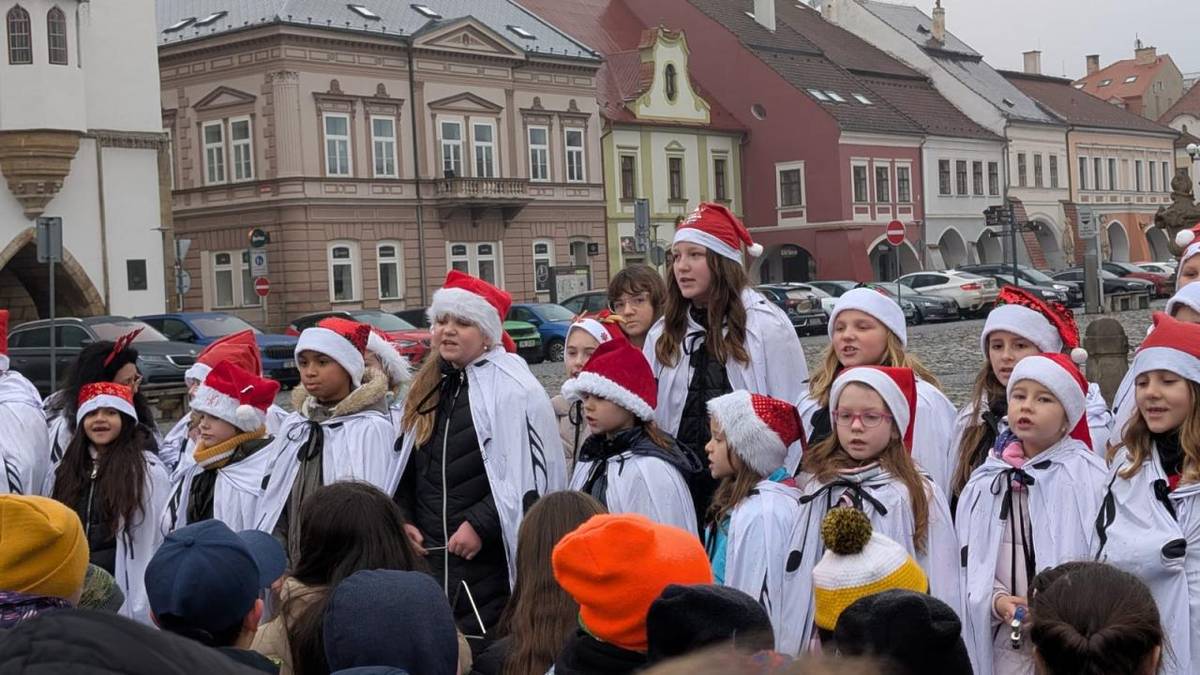Školní sbor pod vedením paní učitelky Michaely Dlouhé se představil také na kadaňském náměstí, kde vystoupil v rámci adventního programu. Svým vánočním repertoárem naladil všechny přítomné na vánoční svátky.