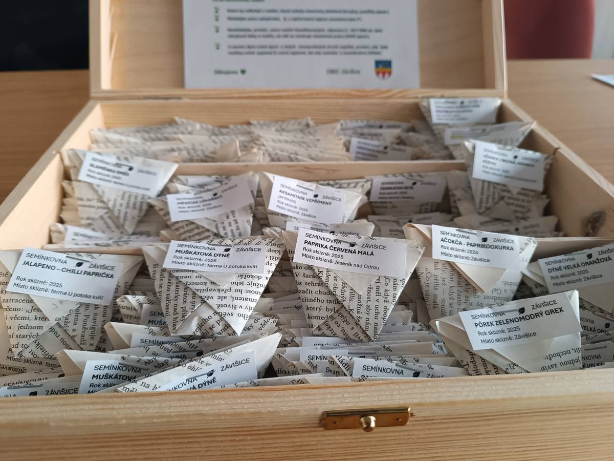O naší semínkovně 🌿obce Závišice vyšla reportáž Českého rozhlasu Ostrava, k poslechu i četbě je na tomto odkazu: Reportáž o semínkovně obce Závišice 🌱Semínkovna bude k dispozici již na Novoročním setkání 🎉 01.01.2026 od 16:00 hod na Zahradě U Kremlů. Stavte se předzásobit semínky a buďte na jaro připraveni! 🌱🐛🌞 🎉Na Novoročním setkání bude i možnost zakoupit obecní kalendáře, brože a pohlednice. Těšíme se na setkání! 🍀