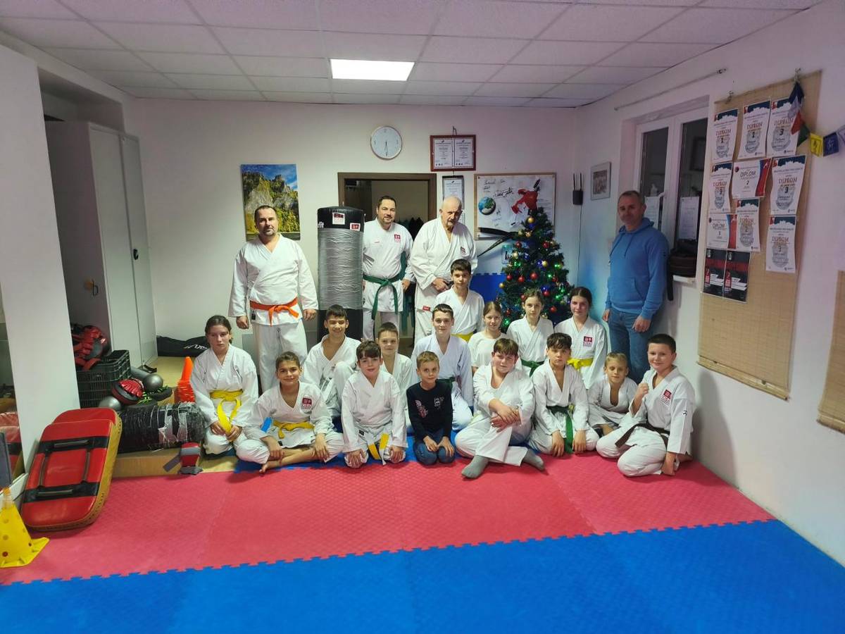 Za pár dní končí rok 2025.  Karate klub OSA o.z. oficiálne ukončil súťažnú sezónu účasťou pretekárov – dorastencov, mladších juniorov a juniorov. – na Majstrovstvách SR v Žiline dňa 13.12.2025.