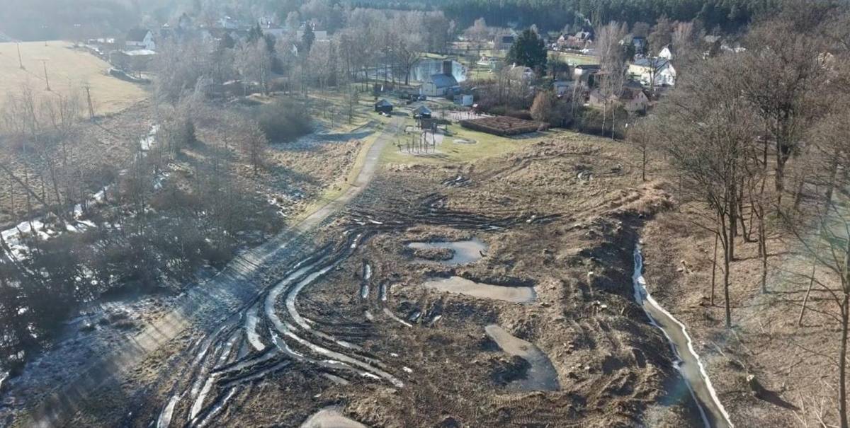 Video představuje projekt výstavby tůní v naší obci. Na situačním výkresu je vysvětleno navržené řešení, umístění jednotlivých tůní a jejich přínos pro krajinu.