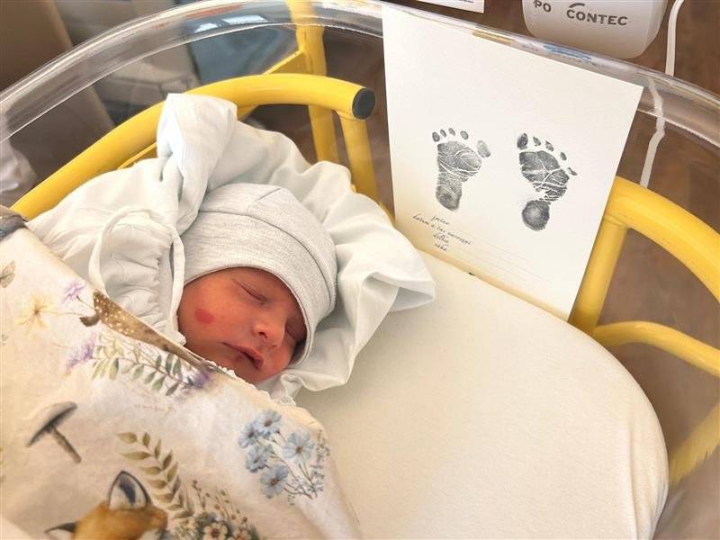 Zlatý šperk v podobě znamení zvěrokruhu a symbolický šek na deset tisíc korun dostane první miminko, které se narodí v novém roce  v Kraji Vysočina. Prvního občánka navštíví 3. ledna 2026 hejtman Kraje Vysočina Martin Kukla. Naváže tak na dlouholetou tradici. Prvního novorozence vedení kraje přivítalo v roce 2002. Prvním miminkem končícího roku byl tříkilový chlapeček Matyáš, který se narodil v Nemocnici Jihlava 1. ledna 2025.